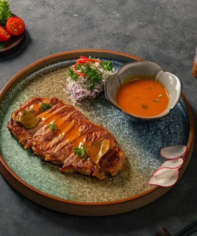 Bò Fuji Áp Chảo Sốt Cà Ri Đỏ