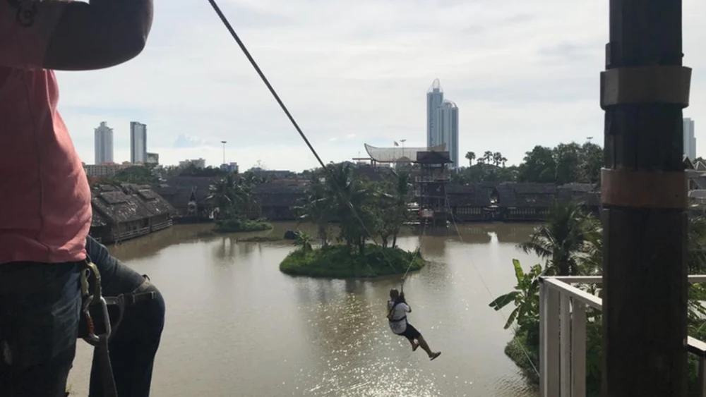 Chơi Zipline Vượt Sông Tại Chợ Nổi